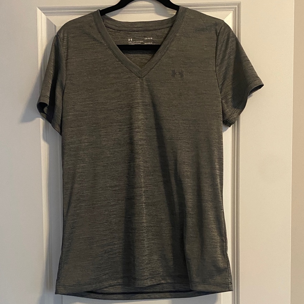 Under Armour Women's Short Sleeve V-Neck Tee in Charcoal Gray
